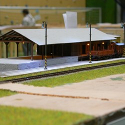 Skladiště Ferrony v Bocově. Předlohou modelu je dnes už neexistující skladiště a nákladní pokladna v žst. Čelákovice vystavěná za zdvoukolejnění trati ve 20. letech a zbořená v roce 2016 při přípravě na přestavbu stanice do podoby s ostrovním nástupištěm a redukovaným kolejištěm.